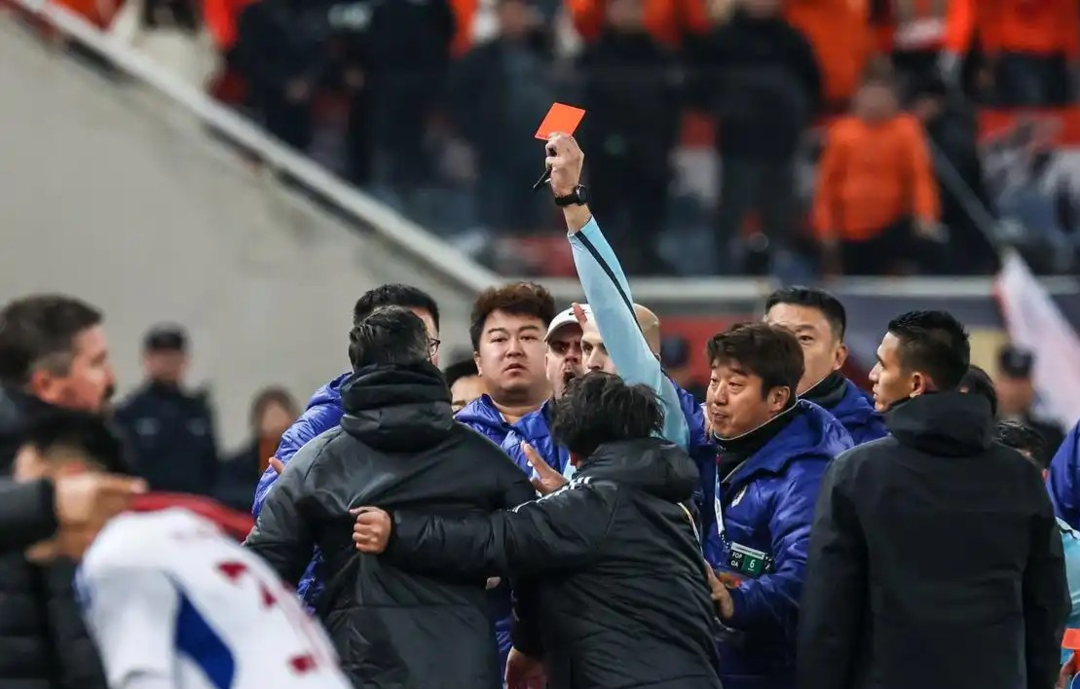 鲁京大战|外籍主裁与泰山队是老相识，去年控场不力曾连出红黄牌